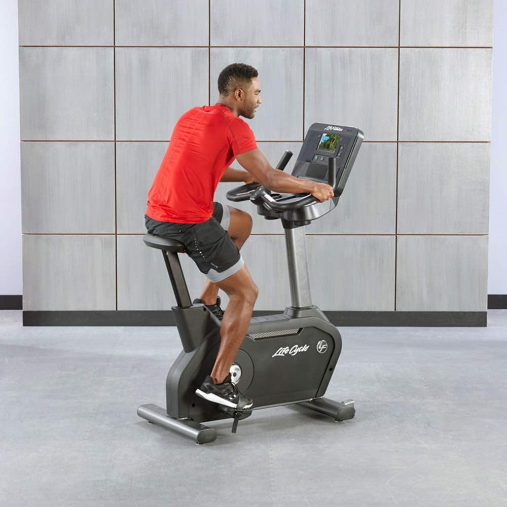 Life Fitness Club Series Plus Upright Cycle